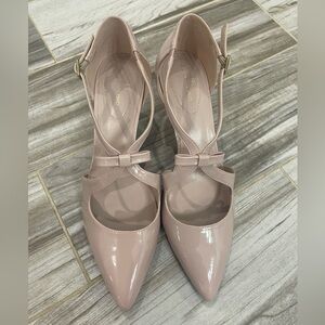 Blush pink patent leather pumps/heels with bow detail